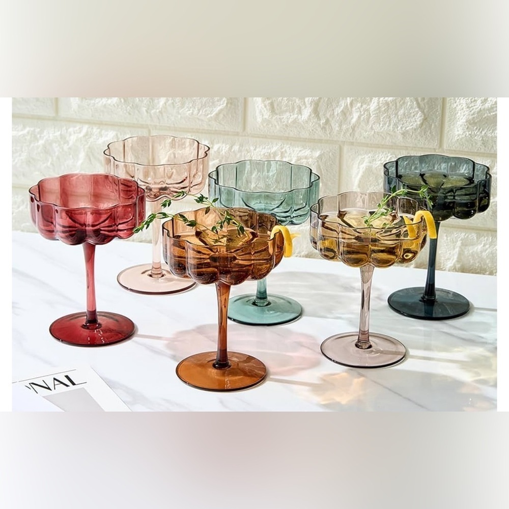 Flower shaped glasses set of six beautiful colors 😍😍✨🍸🍷🍾 (1) set of six 💕